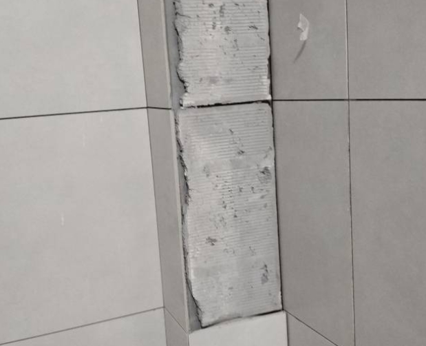 闵行瓷砖空鼓维修公司分享下瓷砖施工前基层浇水润湿程度不足，可能导致以下问题